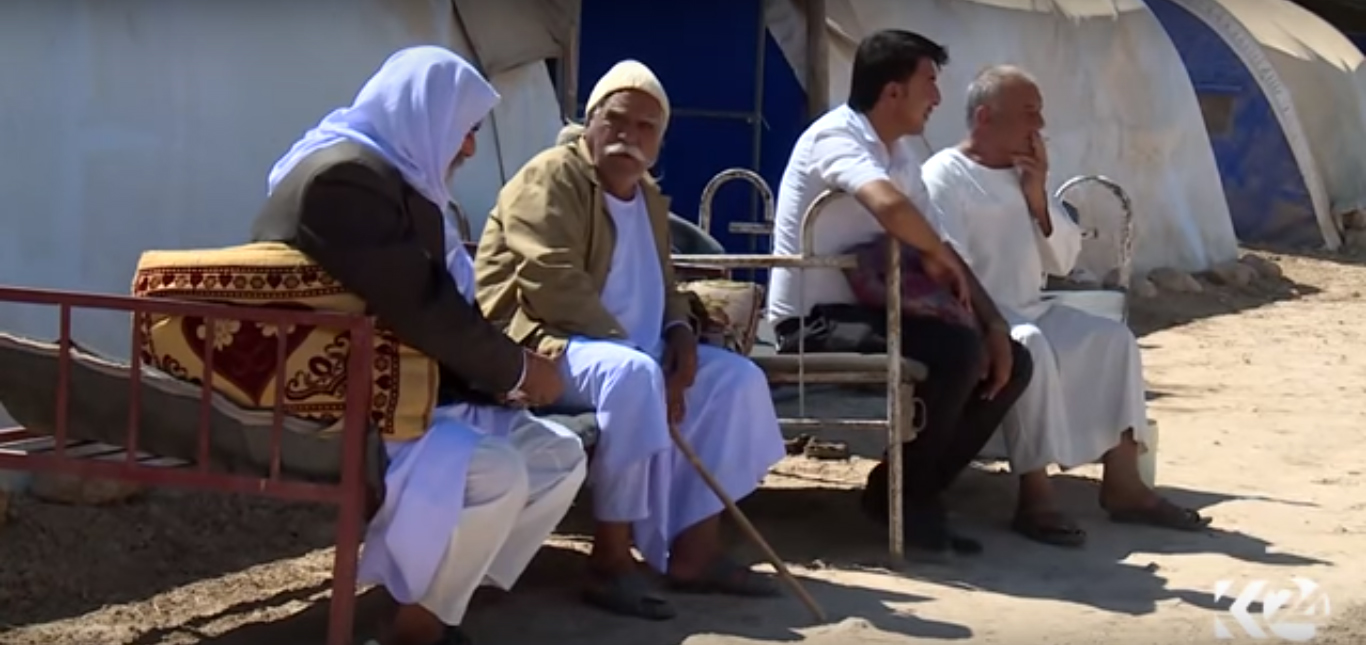 بالصور.. عائلات ايزيدية تعود الى وطنها لتعيش في المخيمات مرة اخرى